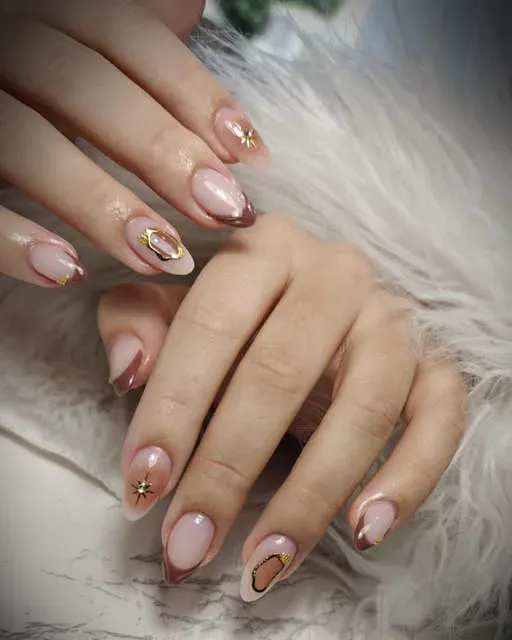 Nail art rosa e dourada realizada pela Marine Matias