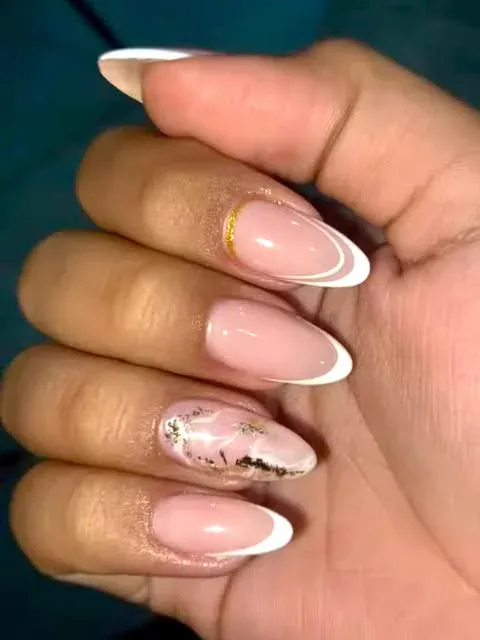 Unhas francesas com detalhe decorativo realizadas pela Marine