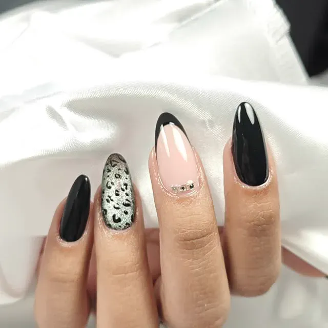 Unhas pretas, brancas e prateadas realizadas pela Marine Matias